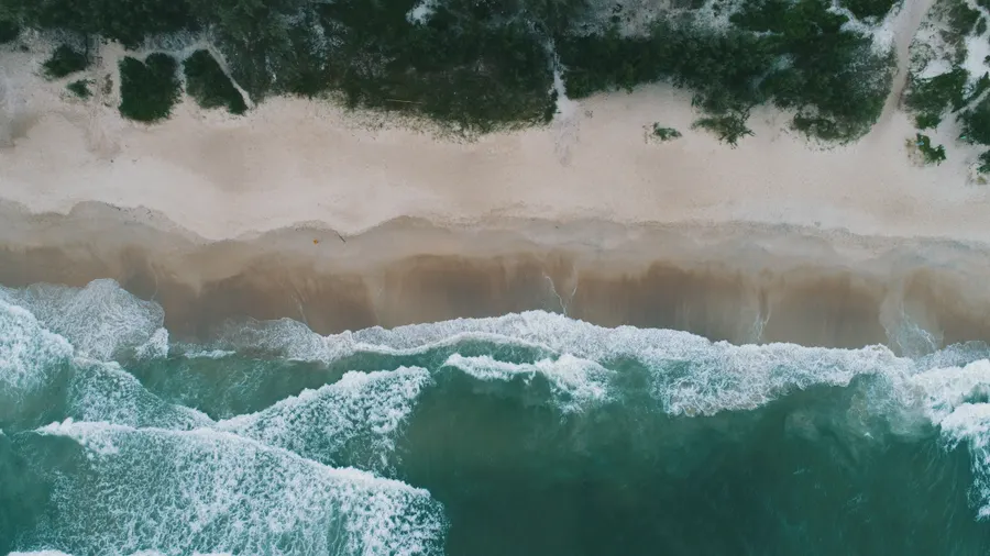Ondas verdes vistas do alto sobre uma praia de Florianópolis